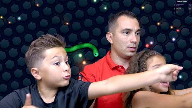 Аминка и Камиль Как ОГРОМНЫЙ ЗМЕЙ Играем в СИМУЛЯТОР СЛИЗАРИО от Кикидо