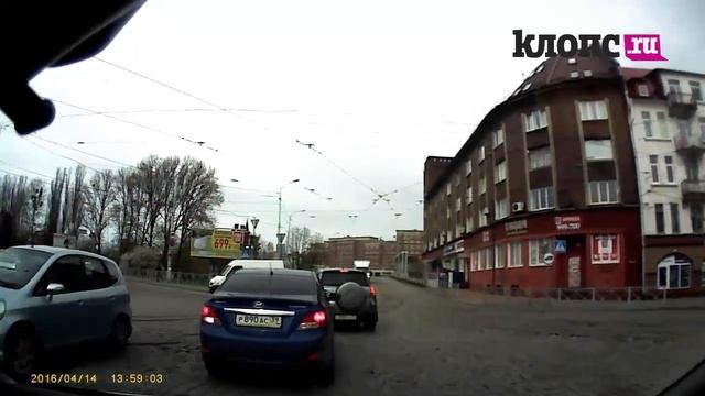 Водитель, ты судак: "Фольксваген" и грузовик едут по встречной на перекрестке смотреть онлайн