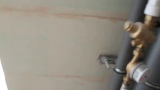 Туалет. Керамогранит под мрамор черного и белого цвета 1200х600 вертикальная кладка смотреть онлайн