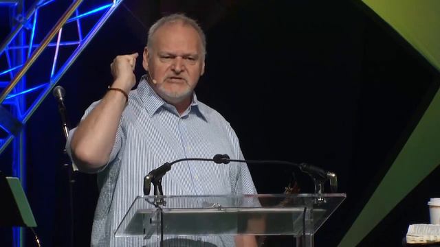 The child with the papper in hand - Graham Cooke смотреть онлайн