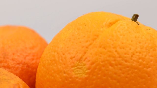 Footage of rotating tangerines on a white background. Citrus. смотреть онлайн