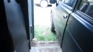 быстрый способ открыть капот на ниве,при обрыве тросика капота