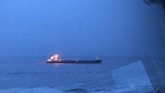 Танкер  встречает "густую воду"