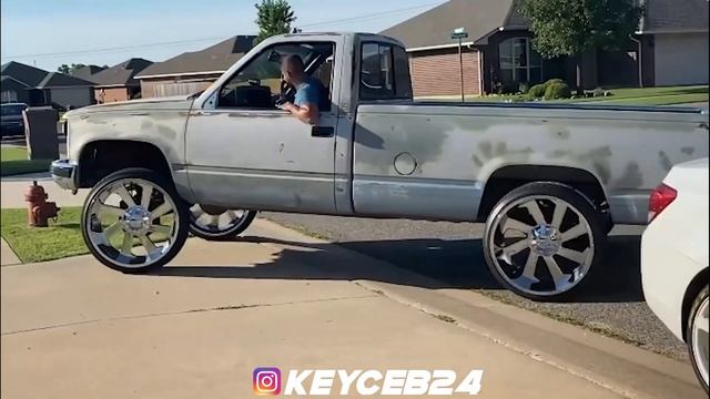 Chevy C1500 on 26x14 Savage Offroad SA18's wrapped on 33's смотреть онлайн