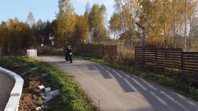 Небольшая прогулка на мотоцикле осенью. Harley Davidson promo. Small moto journey in autumn смотреть онлайн