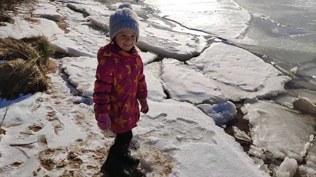 Видео для детей! Зимняя прогулка! Кира гуляет у зимней речки. смотреть онлайн