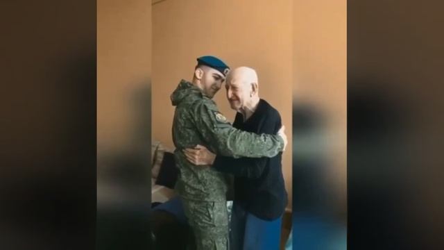 Перед отправкой внука на СВО, дедушка, участник ВОВ взял с него слово, что тот вернется живой смотреть онлайн