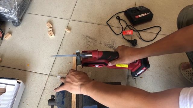 Máy Tỉa Cành Pin Ozito PXCPRS-018 Giá 1tr800