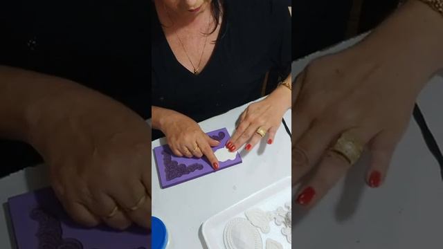 Peça Trabalhada Com Stencil, Textura Em Massa De Modelagem E Apliques