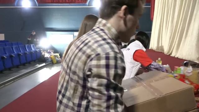 В КуZнецке продолжает работу пункт сбора гуманитарной помощи жителям Донбасса смотреть онлайн