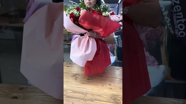 Как оформить букет из протей ,роз и альстромерии в дизайнерском оформлении ?#rose #roseflower