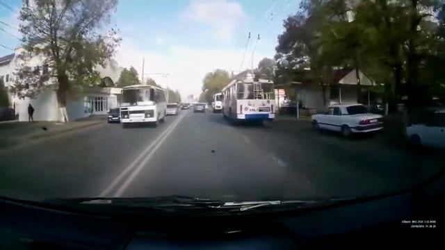 Черкесск! Бушует стихия . В ЧЕРКЕССКЕ ИЗ ЗА СИЛЬНЫХ ПОРЫВОВ ВЕТРА СОРВАЛО КРЫШУ ЖИЛОЙ МНОГОЭТАЖКИ смотреть онлайн