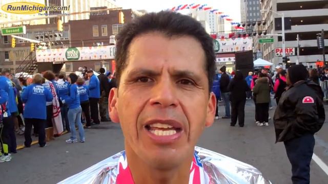 Interview: Esteban Vanegas, Master's Champion, 2013 Detroit Free Press Talmer Bank Marathon смотреть онлайн