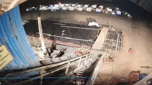 Жесть! Рабочих ударило трубой при подъёме с мостков😳