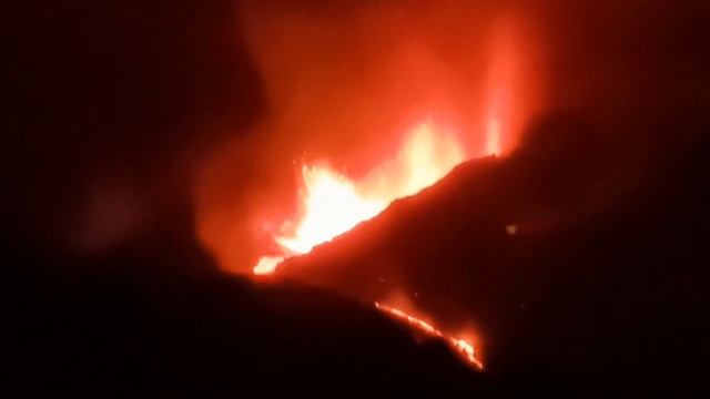 La Palma Volcano on November 29, 2021. Unshared footage. As seen from El Paso. смотреть онлайн