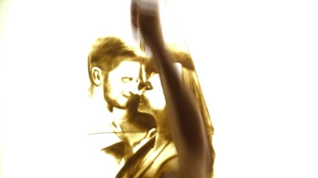 Портрет красивой пары, нарисованный песком смотреть онлайн