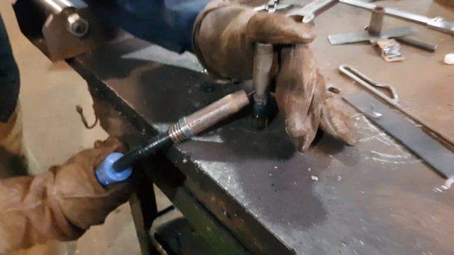 Ремонт прицепа SCHMITZ, ось SAF заклинил суппорт в дороге. смотреть онлайн