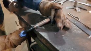 Ремонт прицепа SCHMITZ, ось SAF заклинил суппорт в дороге.