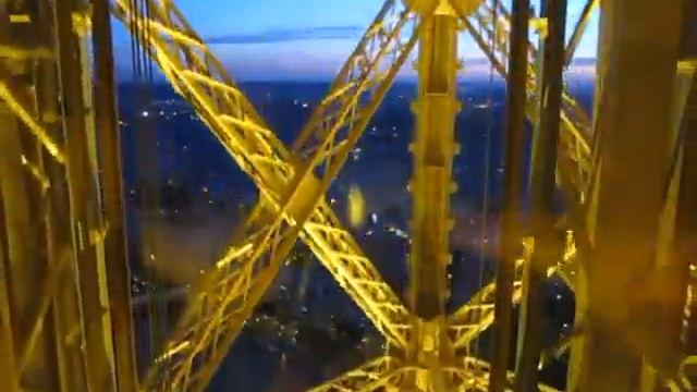 Эйфелева башня ,подъем на лифте на третий этаж. смотреть онлайн