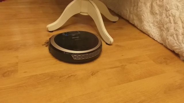 28.11.2021. Miele Scout RX3 Пылесос-робот в действии | Салат #Ачичук | И первый снег утром в Риге : смотреть онлайн