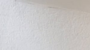 Как клеить молдинги на стену с обоями