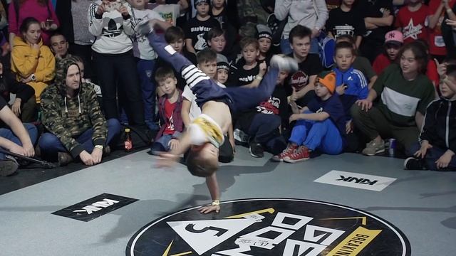 БРЕЙК ДАНС ДЕТИ - МОЩНЫЙ ФИНАЛ НА GET DOWN БАТТЛ - МАЛЫШ НИК vs LION STAR - БРЕЙК ДАНС БАТТЛ смотреть онлайн