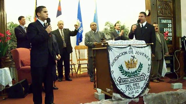 Joey and Prieto singing "Los Jovenes caminan y se cansan" смотреть онлайн