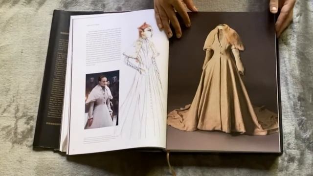 Распаковка книги "Игра Престолов: Костюмы" смотреть онлайн