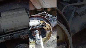 Ниссан ноут, разводим задние колодки,