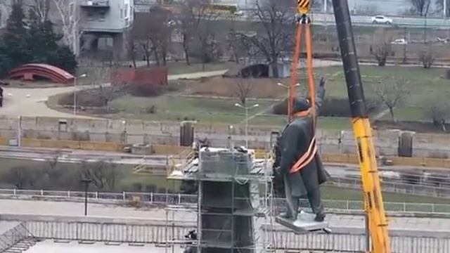 В Запорожье демонтировали самый большой в Украине памятник Ленину 17.03.2016 (Полное видео) смотреть онлайн