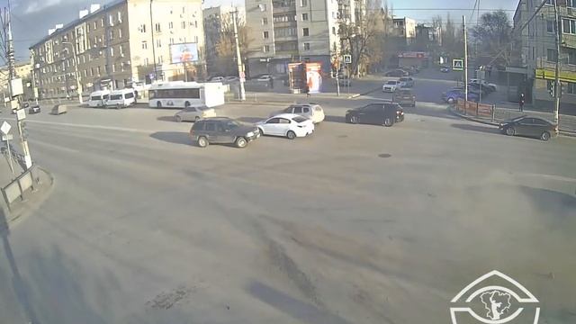 Опубликовано видео аварии с двумя пострадавшими в Ворошиловском районе смотреть онлайн