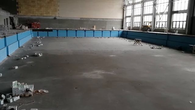 Периметр бассейна облицовали плиткой. смотреть онлайн