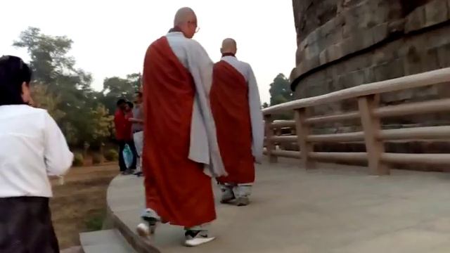 С буддистами делаю обход вокруг ступы смотреть онлайн