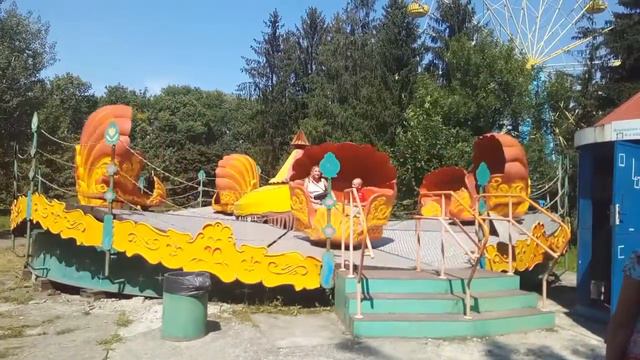 Луцький центральний парк: атракціон «Вальс» смотреть онлайн