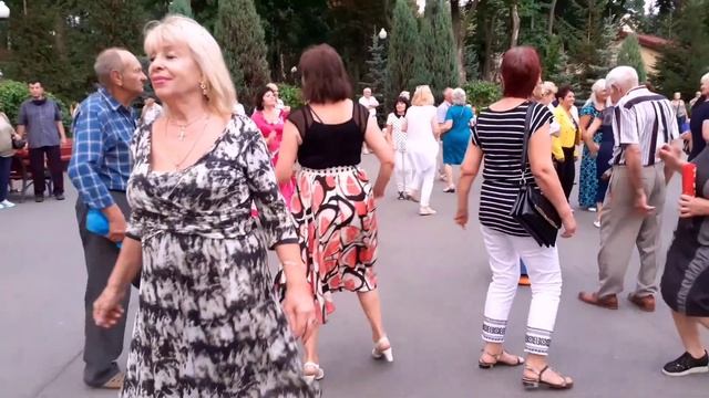 ГОРИТ КОСТЁР ЛЮБВИ НОЧНЫМИ ЗВЁЗДАМИ! ТАНЦЫ В ПАРКЕ ГОРЬКОГО ХАРЬКОВ смотреть онлайн