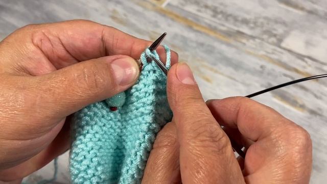 Незаметный стык рядов в платочной вязке по кругу. Invisible seam of rows in garter stitch. смотреть онлайн