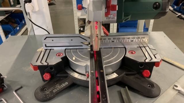 Регулировка углов Торцовочной Пилы Metabo KGS 254 M смотреть онлайн