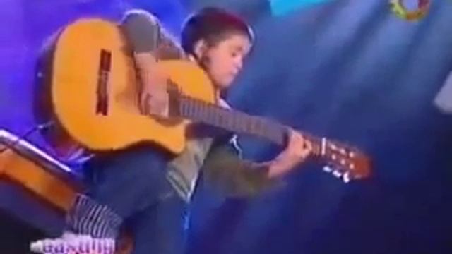 Дети таланты. 5 летний мальчик виртуозно играет на гитаре!!! смотреть онлайн