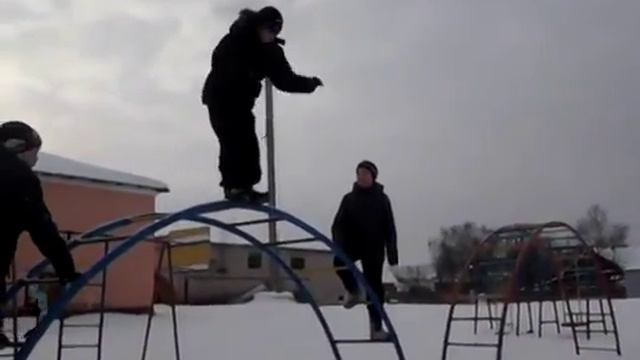 Смешно парень упал смотреть онлайн