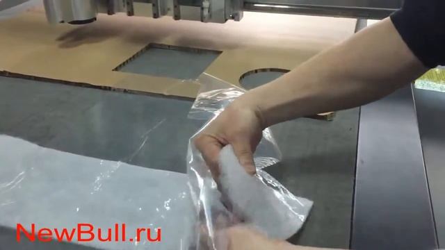 Планшетный режущий плоттер DCZ в процессе резки осциллирующим ножом конъюгированного волокна, режущ смотреть онлайн