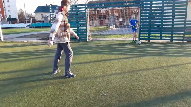 ИГРАЕМ В ПЕНАЛЬТИ НА ЖОПУ 5 РАЗНЫМИ МЯЧАМИ!!! // ДИКИЕ УДАРЫ!!! смотреть онлайн