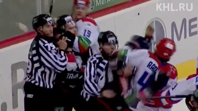 Александр Радулов атакует судей