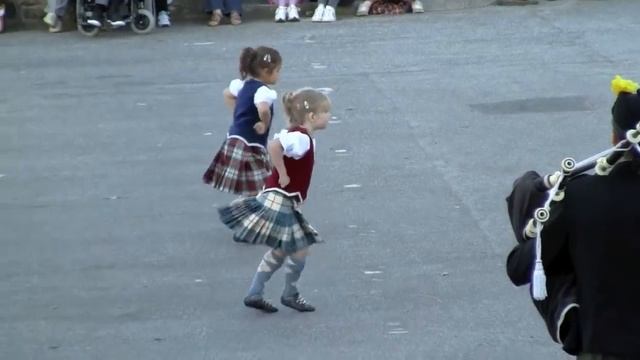 Cute Little Scottish Dancers смотреть онлайн