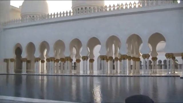 Перед входом в Мечеть шейха Зайеда смотреть онлайн