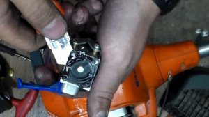 Почему бензокоса глохнет при нажатии на газ? Ремонт Husqvarna 128R \Lawn mower Husqvarna 128R repai