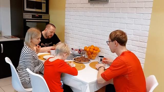 ВСТРЕЧАЕМ ГОСТЯ/ СЕМЕЙНЫЕ ТРАДИЦИИ/ ПЕЧЕМ ПИПАРКУКАС/ НОВОГОДНЯЯ РИГА смотреть онлайн