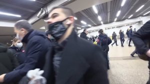 БЕШЕННЫЙ КОНТРОЛЁР КИДАЕТСЯ НА КАМЕРУ / БОРЗЫЙ МЕНТ / ШТРАФ ЗА МАСКУ В МЕТРО / ПРИЕХАЛИ МСТИТЬ