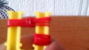 Как сплести помидор из резинок на рогатке