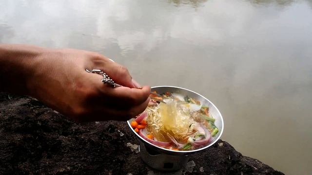 Walk along the river, Trangia stove & Kovea flypan cooking, Japchae смотреть онлайн