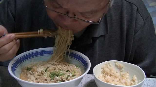 一人deごはん］エースコック「来来亭しょうゆラーメン」2袋＆マヨネーズごは～ん！！ смотреть онлайн